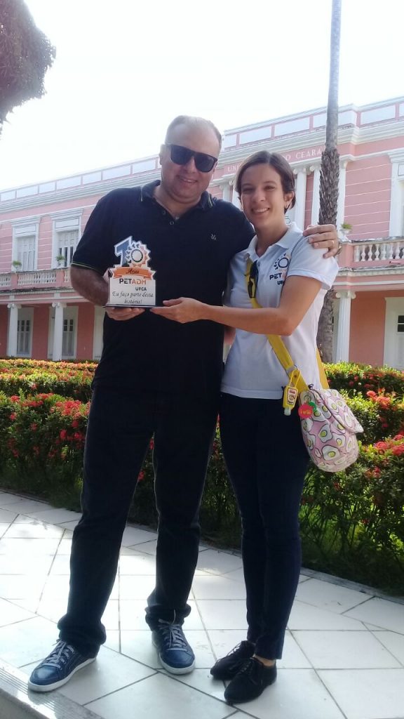 Professor Kilmer recebendo a homenagem